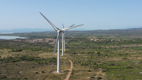 Hocheffiziente-Windkraftanlagen-In-Frankreich,-Luftaufnahme-Von-Rechts-Nach-Links